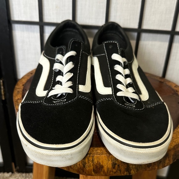 Vans Women’s Classic Black and White Sneakers Size 10 - Picture 2 of 6